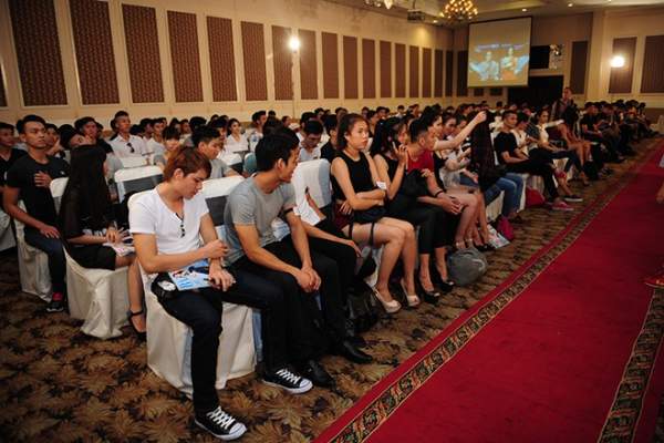 Cô gái cao 1,9 m nổi bật giữa dàn thí sinh Next Top Model 9