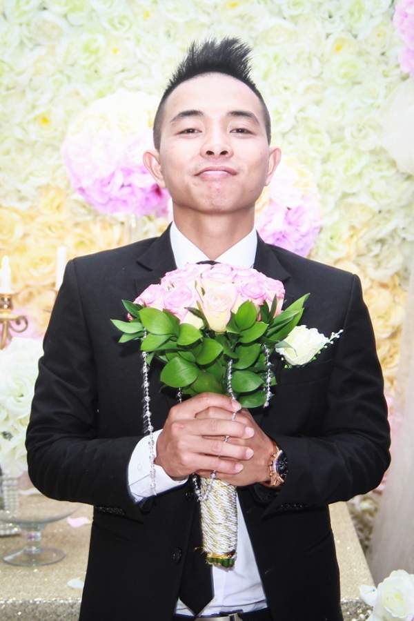 Hoàng Rapper bất ngờ nhấc bổng Phúc Bồ trong lễ cưới 6