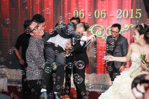 Hoàng Rapper bất ngờ nhấc bổng Phúc Bồ trong lễ cưới 12