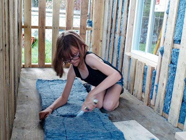 Bé gái 9 tuổi tự tay xây nhà cho người vô gia cư 2