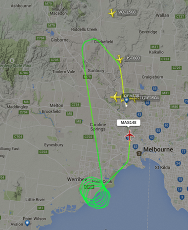 Máy bay Malaysia Airlines hạ cánh khẩn tại Australia 2