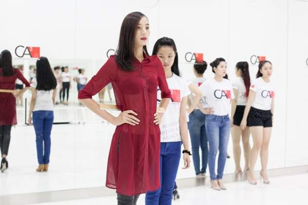 Lê Thúy thử sức chỉ đạo catwalk 7