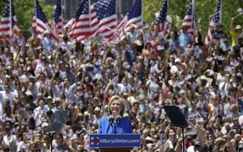 Bà Hillary Clinton: Dân chủ không thể chỉ dành cho tỉ phú 2
