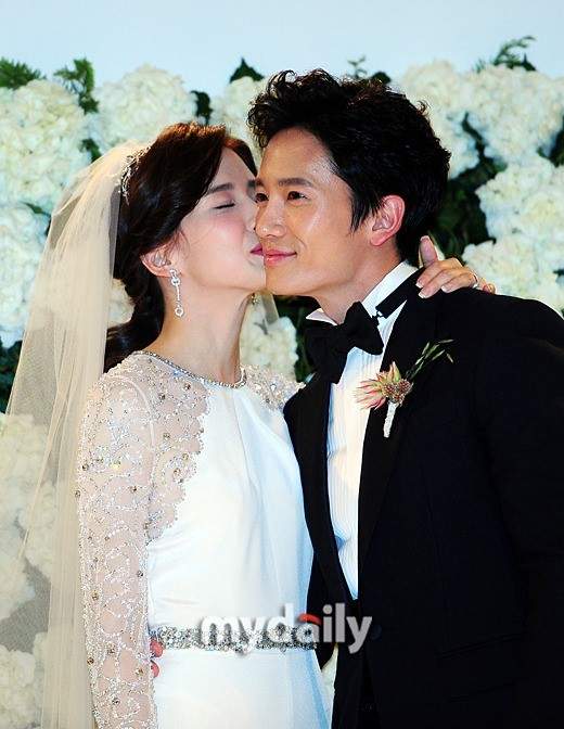 Lee Bo Young và Ji Sung hạnh phúc đón con gái đầu lòng 2