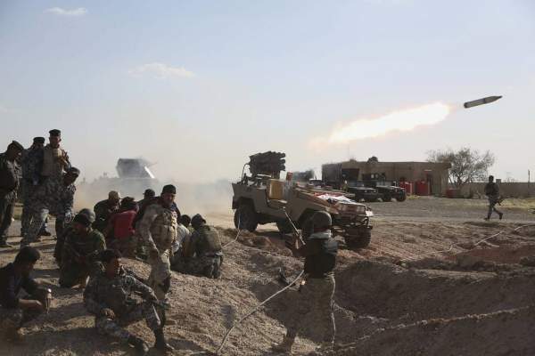 Chống IS, binh lính Iraq dựa cả vào dân quân 2