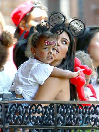 Kim Kardashian tổ chức sinh nhật cho con gái ở Disneyland 2