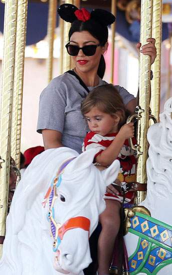 Kim Kardashian tổ chức sinh nhật cho con gái ở Disneyland 6