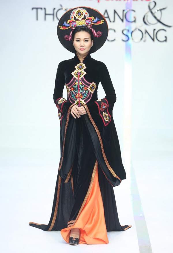 NSƯT Kim Xuân lần đầu trình diễn catwalk 10