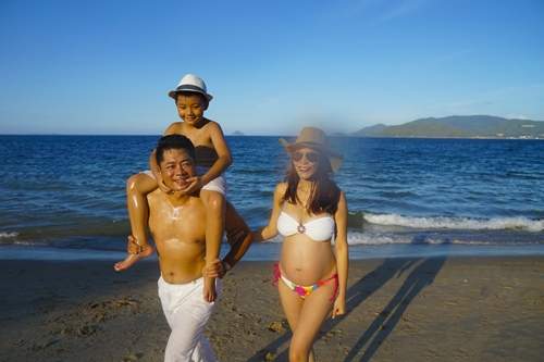 Kiwi Ngô Mai Trang khoe bụng bầu 8 tháng với bikini 30