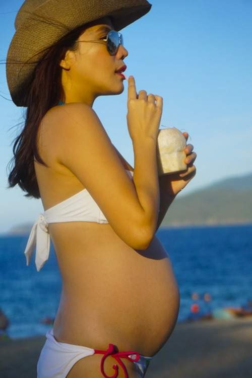 Kiwi Ngô Mai Trang khoe bụng bầu 8 tháng với bikini 33