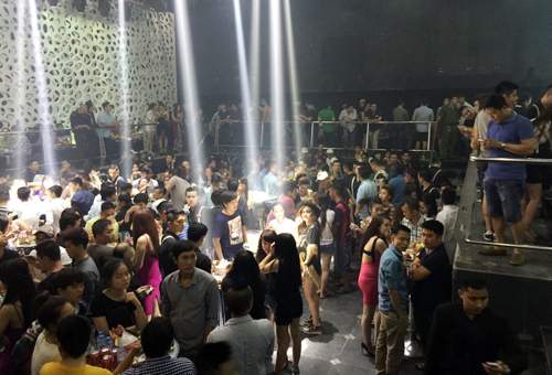 Dân chơi Sài Gòn nháo nhào khi cảnh sát đột kích quán bar 2
