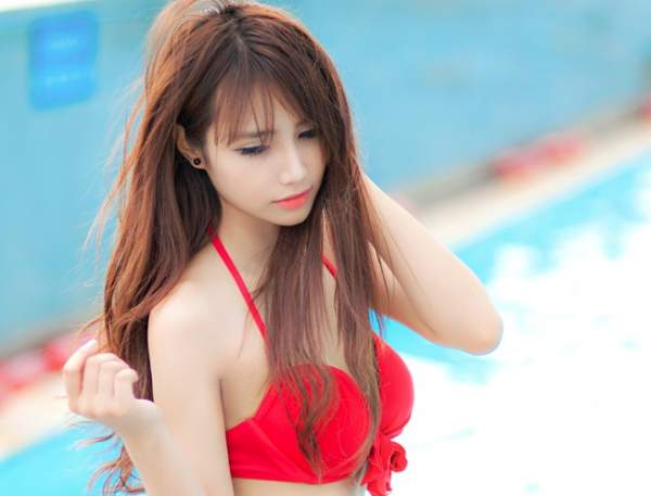 Nữ DJ 19 tuổi diện bikini nóng bỏng bên hồ bơi 5