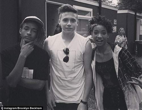 Brooklyn Beckham thân thiết bên anh em nhà Smith 3