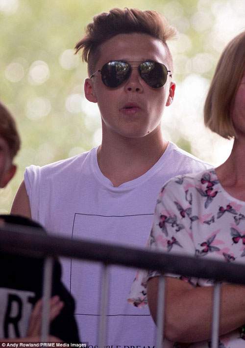 Brooklyn Beckham thân thiết bên anh em nhà Smith 12