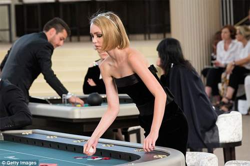 Em gái Paris Hilton xui xẻo lộ “bàn tọa” vì lưng dài 8