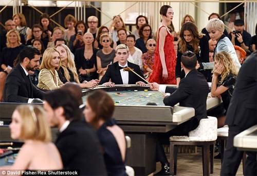 Em gái Paris Hilton xui xẻo lộ “bàn tọa” vì lưng dài 10