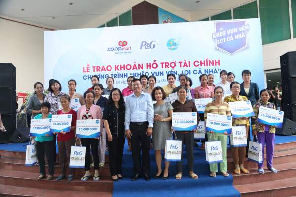 Saigon Co.op và P&G Việt Nam trao quỹ hỗ trợ tài cho phụ nữ giỏi 3
