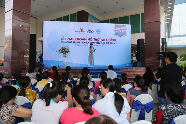 Saigon Co.op và P&G Việt Nam trao quỹ hỗ trợ tài cho phụ nữ giỏi 2