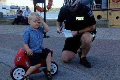 Bé 3 tuổi nhận vé phạt vì đỗ... xe đạp sai quy định 2