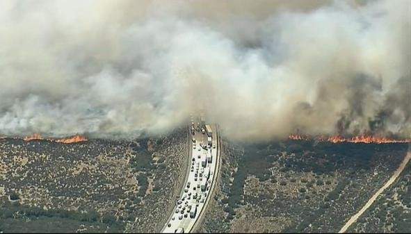 Cháy rừng lớn tại Mỹ thiêu rụi hàng chục xe trên đại lộ 6