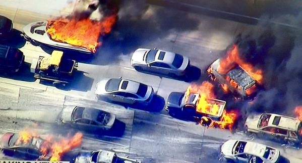 Cháy rừng lớn tại Mỹ thiêu rụi hàng chục xe trên đại lộ 2
