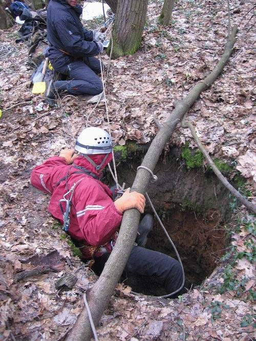 Những chiếc hố sâu bí ẩn trong rừng rậm ở Nga 3