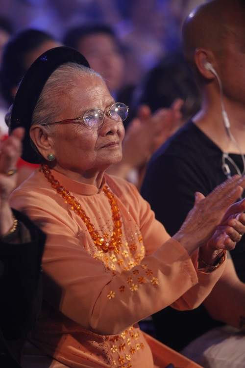 Bà ngoại 90 tuổi ủng hộ hết mình cho Trọng Hiếu 2