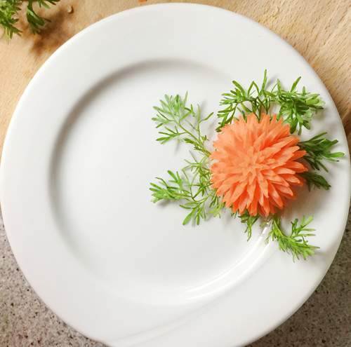 Cách tỉa hoa cà rốt đẹp mê hồn trang trí đĩa ăn 8