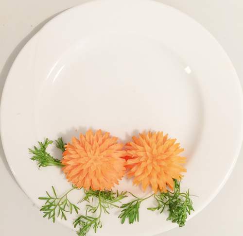 Cách tỉa hoa cà rốt đẹp mê hồn trang trí đĩa ăn 9