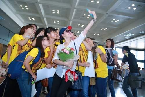 Thu Phương được rừng fan đón ở sân bay Nội Bài 2