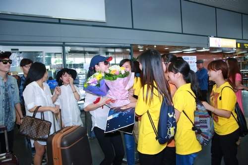 Thu Phương được rừng fan đón ở sân bay Nội Bài 3