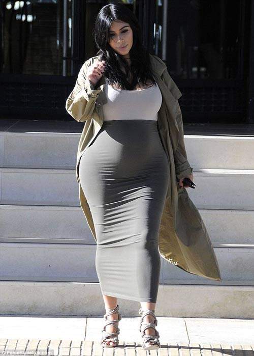Kim ‘siêu vòng 3’ liên tục khoe bụng bầu với váy bó sát 3
