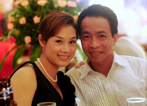 Điều ít biết về người vợ xinh đẹp của Việt Hoàn 2