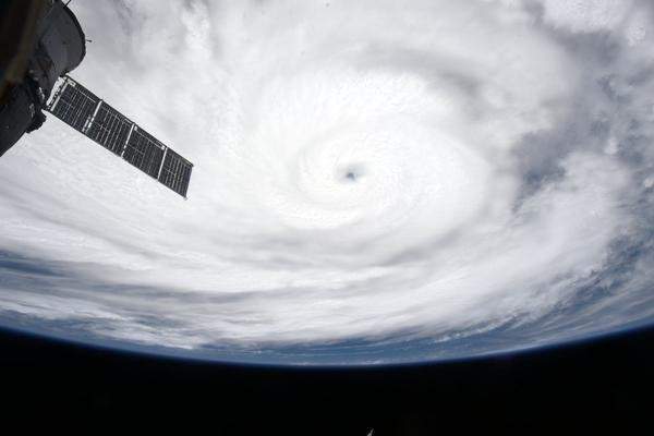 Tâm bão song sinh trên Thái Bình Dương nhìn từ vũ trụ 4