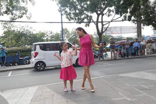 Mẹ con Trương Quỳnh Anh, Thúy Hạnh thích thú nhảy flash mob. 2