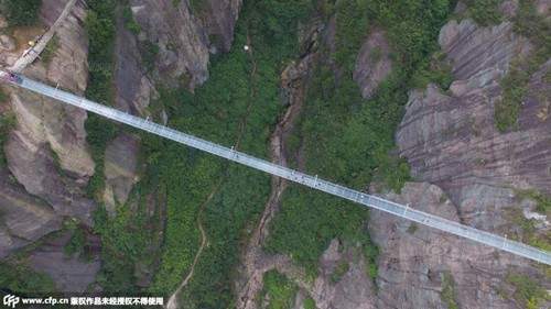 "Toát mồ hôi" với cây cầu bằng kính cao nhất thế giới 3