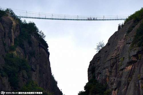 "Toát mồ hôi" với cây cầu bằng kính cao nhất thế giới 4