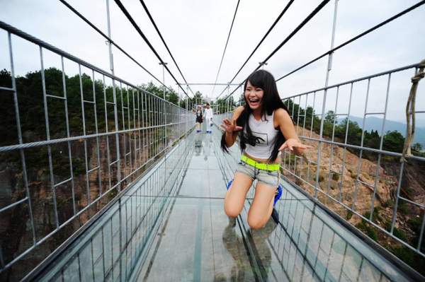 "Toát mồ hôi" với cây cầu bằng kính cao nhất thế giới 7