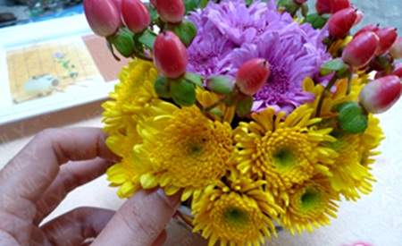 Chị em khéo tay cắm hoa cúc để bàn đẹp trang trí nhà 6