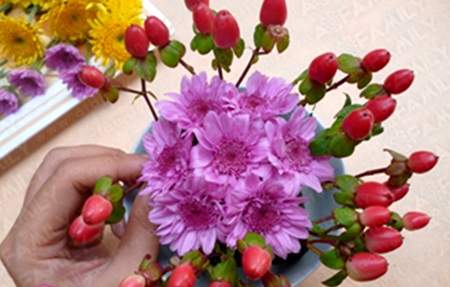 Chị em khéo tay cắm hoa cúc để bàn đẹp trang trí nhà 5