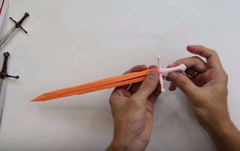 Cách làm kiếm bằng giấy theo phong cách Origami cho bé 11