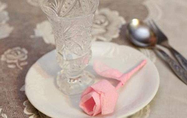 2 cách gấp hoa hồng bằng giấy ăn trang trí bàn tiệc 9