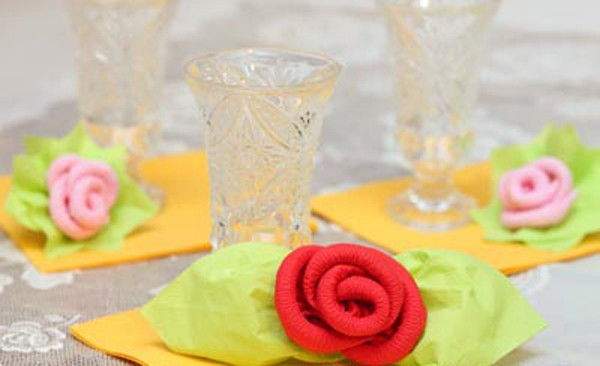 2 cách gấp hoa hồng bằng giấy ăn trang trí bàn tiệc 6