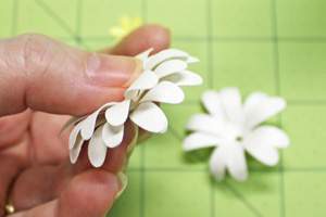 Cách làm hoa giấy siêu đẹp mà cực kì đơn giản 4