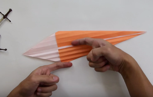 Cách làm kiếm bằng giấy theo phong cách Origami cho bé 6