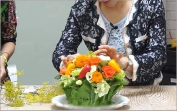 Cách cắm hoa để bàn ăn trong gia đình ngày cuối tuần 3