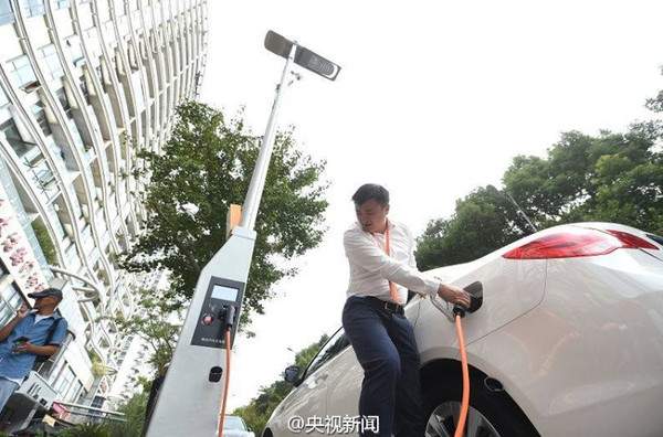 Trung Quốc lắp đèn đường phát sóng wifi, sạc điện 3