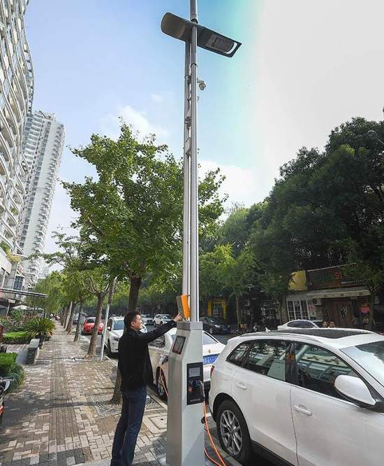 Trung Quốc lắp đèn đường phát sóng wifi, sạc điện 2