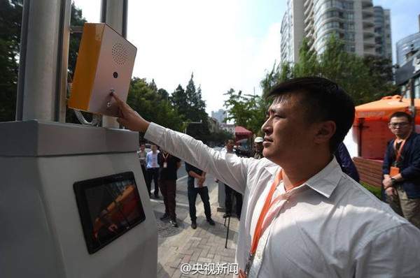 Trung Quốc lắp đèn đường phát sóng wifi, sạc điện 6