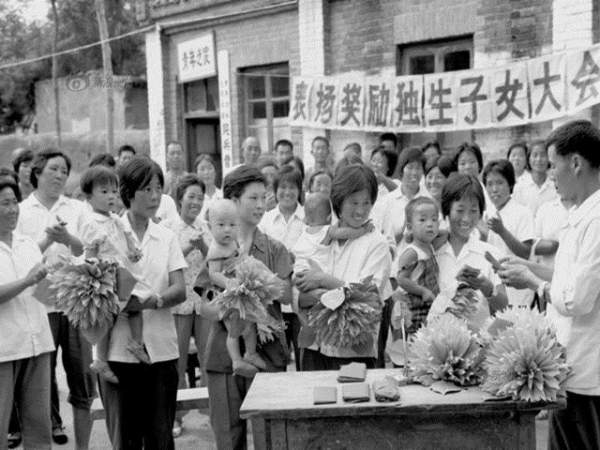 Ảnh hiếm: 35 năm chính sách một con của Trung Quốc 2